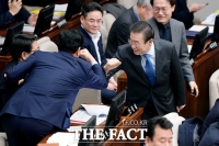 [TF포토] 시의원과 주먹 인사하는 박원순 시장