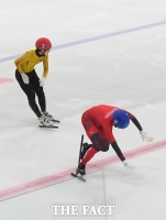 [TF사진관] '3000M 은메달' 김한별, 결승선에서 '꽈당!'