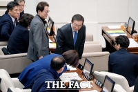 [TF포토] 박원순 시장, '악수 대신 고개인사'