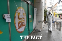 [TF포토] 신천지 교회, 폐쇄 후 방역 작업