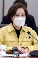 [TF포토] 마스크 끼고 간담회 참석한 유은혜