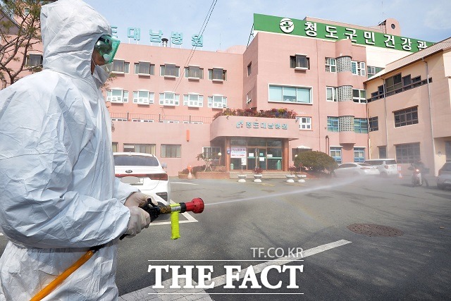 방역 당국이 코로나19 사태 이후 처음으로 청도대남병원 정신병동 내 코로나19 확진자에 대해 코호트 격리 조치를 시행한다고 22일 밝혔다. /뉴시스