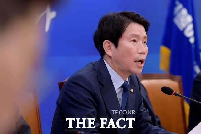 더불어민주당이 23일 정부에 코로나19관련 추가경정예산 편성을 공식 요청했다. 이인영 민주당 원내대표가 지난 20일 오전 정책조정회의에서 모두발언을 하는 모습. /국회=이선화 기자