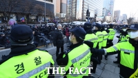 [TF포토] 경찰 항의하는 집회 참가자