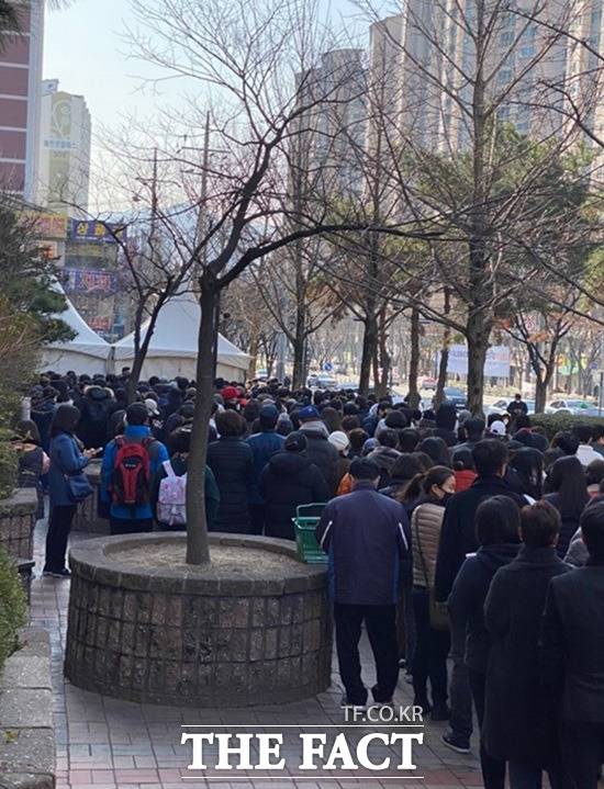 24일 오전 9시 30분 이마트 대구 만촌점 앞 마스크를 사기 위해 고객들이 줄을 서 있다. /독자제공