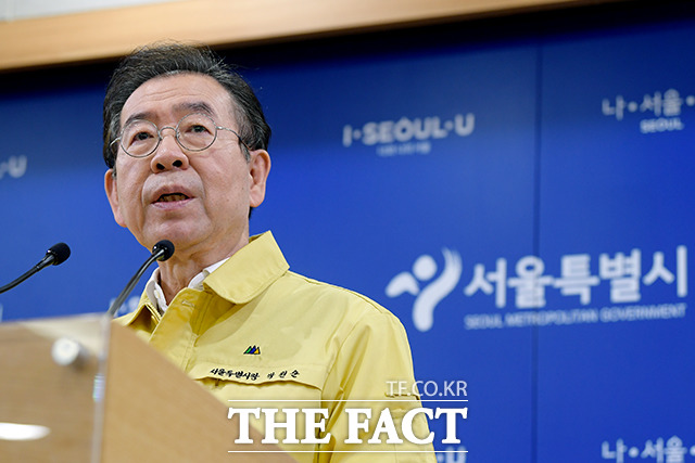 박원순 서울시장이 24일 오전 서울 중구 서울시청에서 코로나19 위기경보 심각 단계 격상에 따른 서울시 선제적 대응방안 발표 기자회견을 갖고 발언하고 있다. /이선화 기자