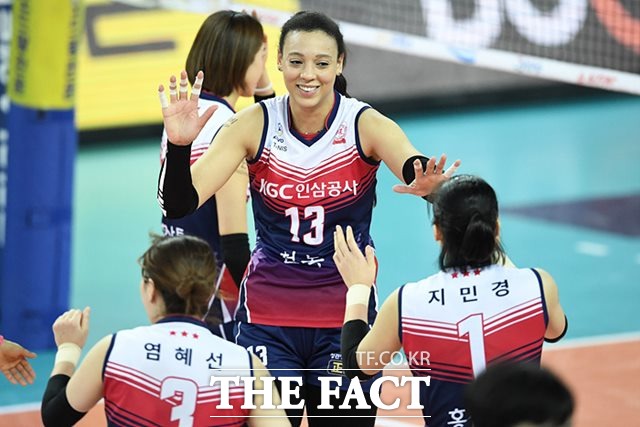 오는 25일(화) 오후 7시에 대전충무체육관에서 열리는 2019-20시즌 V리그 여자부 KGC인삼공사-IBK기업은행전을 대상으로 한 배구토토 매치 28회차 투표율 중간집계 결과, 참가자들은 홈팀 KGC인삼공사의 우세를 예상하는 것으로 나타났다./KOVO 제공