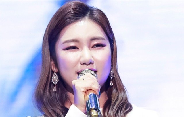 가수 송가인이 코로나19 극복을 위해 신곡 화류춘몽의 음원 수익 전액을 기부할 예정이다. /포켓돌스튜디오 제공