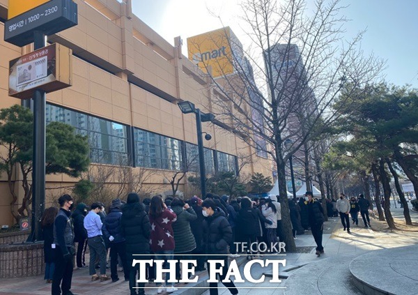 이마트가 대구 지역에 마스크 221만 장 공급 계획을 밝히자 24일 이를 구매하려는 고객들이 이마트 대구 만촌점 앞에 인산인해를 이뤘다. /독자제공