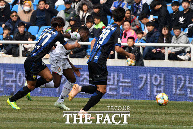 한국프로축구연맹은 24일 긴급이사회를 열고 코로나19 확산이 진정될 때까지 프로축구 개막을 연기하기로 결정했다./더팩트 DB