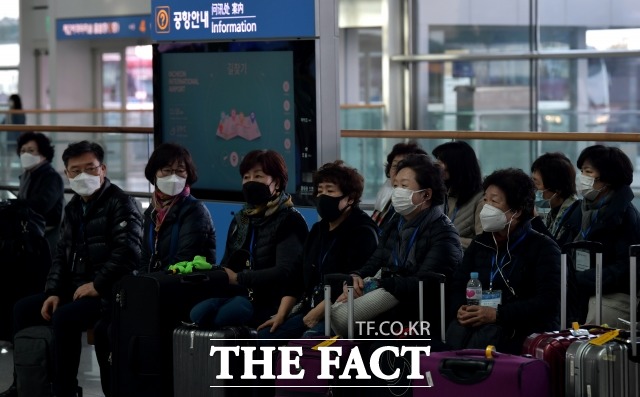 한국인 입국 금지를 단행한 나라가 6개로 늘어났다. 코로나19의 공포가 계속되는 가운데 인천국제공항을 찾은 관광객들이 마스크를 쓰고 모여있다. /인천국제공항=이덕인 기자