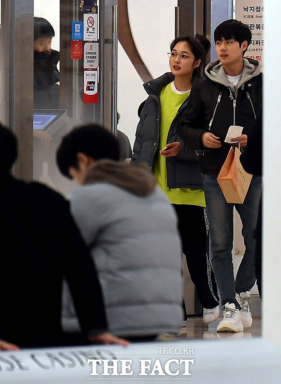지난해 2월 더팩트 카페라에 포착된 김보라(왼쪽) 조병규의 모습. 두 사람은 JTBC 드라마 SKY 캐슬에서 연을 맺고 연인으로 발전했다. /남용희·임세준 기자