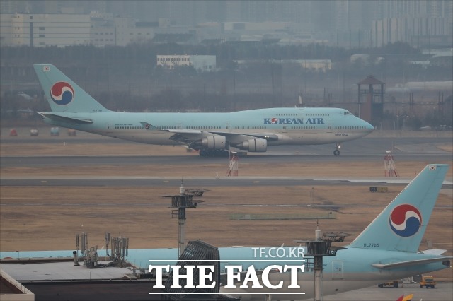 이스라엘 정부가 24일(현지시간) 한국인 여행객을 귀국시키기 위해 전세기를 운항한다. 사진은 지난달 31일 중국 후베이성 우한과 인근 지역의 교민 367명을 태운 전세기가 김포국제공항에 착륙하는 모습. /임세준 기자