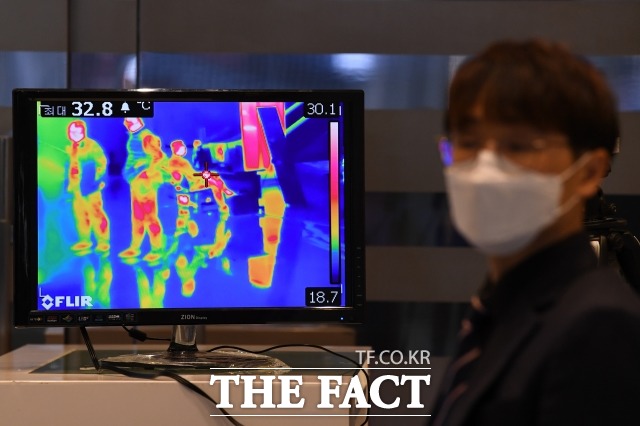 이탈리아에서도 신종 코로나바이러스 감염증(코로나19) 확진자가 150명을 넘고 사망자는 3명이 나왔다. 코엑스에 코로나19 확산 방지를 위한 열화상 카메라가 설치돼 있는 모습. /남용희 기자