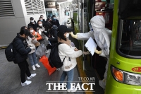 [TF포토] 버스 탑승 하는 중국인 유학생들