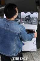 [TF포토] 박스째로 마스크 옮기는 외국인