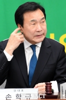 [TF포토] 귀 가려운 손학규