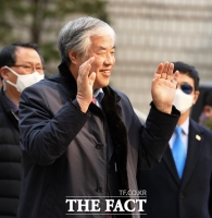 [TF포토] 지지자 향해 손 흔드는 전광훈 목사