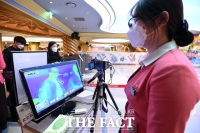 [TF포토] 롯데월드, 코로나19 예방 열화상 카메라 운용