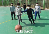 [TF포토] 마스크 쓰고 농구하는 어린이들