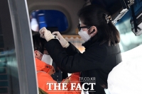 [TF포토] '버스 타기 전 발열 검사 먼저'