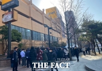  [코로나19 '심각'] 이마트발 '마스크 대란'…대구 점포 앞 '대기행렬'