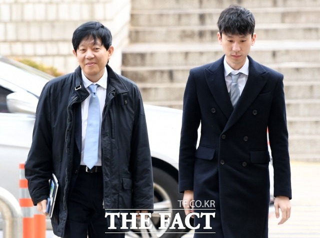 여객자동차운수사업법 위반 혐의로 재판에 넘겨진 이재웅 쏘카 대표(왼쪽)와 박재욱 타다 운영사 VCNC 대표가 19일 오전 서울 서초구 서울중앙지방법원에서 열리는 선고 공판에 출석하고 있다. /남용희 기자