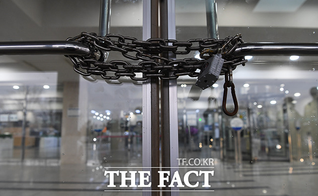 코로나19가 확산하자 유통업체들도 잇달아 직원 안전을 위해 재택 근무를 실시하고 있다. 사진은 코로나19로 폐쇄된 건물 입구에 자물쇠가 걸린 모습. /배정한 기자