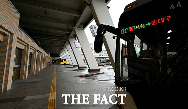 전국적으로 코로나19 확진자가 속출하고 있는 가운데 25일 오전 서울 서초구 고속버스터미널 승강장이 이용객 없이 한산한 모습을 보이고 있다. /이덕인 기자