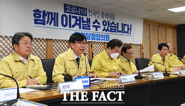모두발언하는 김상조 청와대 정책실장(왼쪽 두번째)