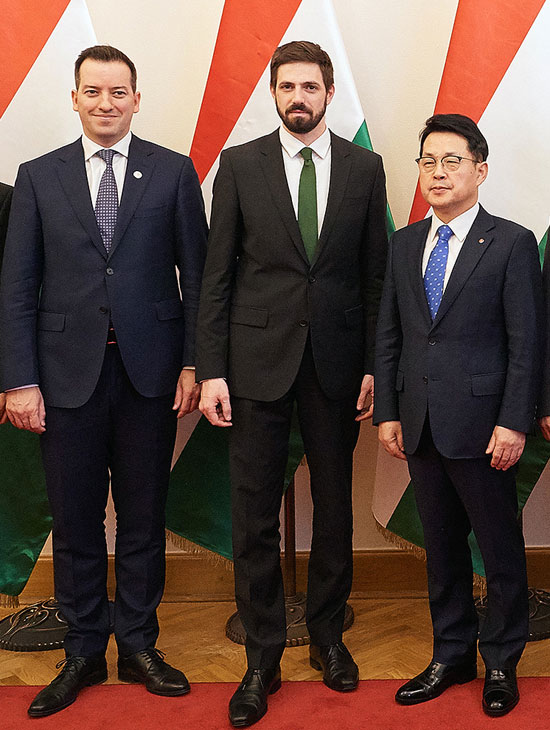 롯데알미늄이 지난 24일 헝가리 외교통상부에서 헝가리 공장 투자 발표회를 열고 기념촬영을 하고 있다. 사진 왼쪽부터 에쉭 로베트르 투자청장, 미쟈르 레벤테 외교통상부 차관, 조현철 롯데알미늄 대표이사. /롯데그룹 제공