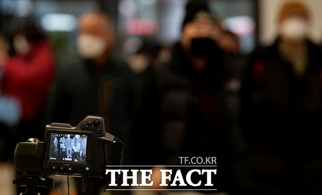 전국적으로 코로나19 확진자가 속출하고 있는 가운데 25일 오전 서울 서초구 고속버스터미널에서 관계자들이 열화상 카메라로 시민들의 체온을 측정하고 있다. /이더인 기자