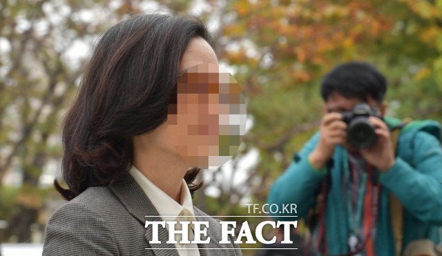 조국(55) 전 법무부 장관의 부인 정경심(58) 동양대학교 교수의 재판은 새 재판부 주심 지정 문제 등으로 추후 지정 상태인 것으로 알려졌다. 사진은 지난햐 10월23일 오전 10시30분 구속 전 피의자심문(영장실질심사)를 위해 서울중앙지법에 출석하는 정 교수의 모습. /이덕인 기자