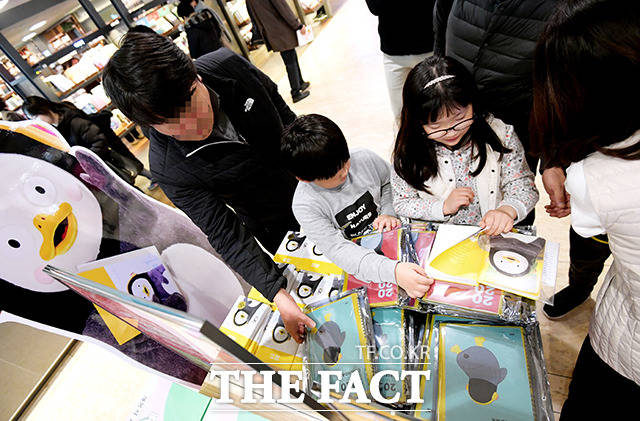 코로나19로 외출을 꺼리는 분위기가 형성되자 온라인 쇼핑으로 신학기 용품을 구매하는 이들이 늘어나고 있다. 사진은 서울 종로구 교보문고에서 다이어리를 살펴보는 어린이들 모습. /이선화 기자
