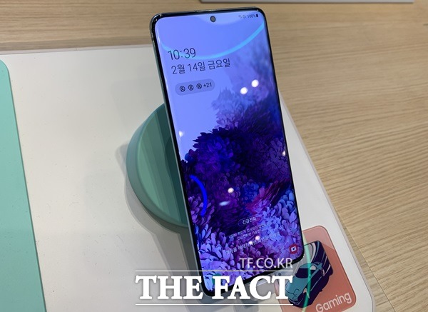 이동통신3사와 삼성전자가 갤럭시S20의 사전예약 기간을 3월 3일까지로 연장했다. /최수진 기자