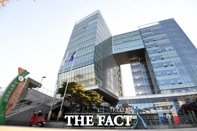 서울가정.행정법원도 내달 6일까지 약 2주간 사실상 휴정기를 맞았다. 사진은 서울 서초구 서울가정법원·서울행정법원 전경. /남용희 기자