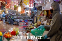 [TF사진관] '예방만이 살 길이다', 방역하는 전통시장