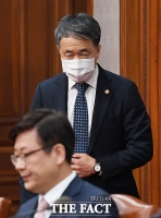 [TF포토] 마스크 쓴 채 회의 참석한 박능후 장관