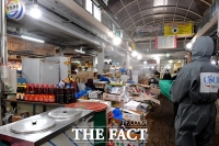 [TF포토] '철저한 방역 작업'