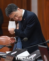 [TF포토] '회의에는 마스크 벗고~'