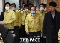 [TF포토] 마스크 쓴 채 회의 참석하는 이해찬 대표