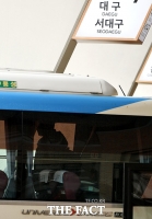 [TF포토] 무거운 발걸음 옮기는 이용객