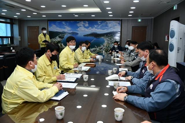 경남 거제시에 조선소를 보유하고 있는 삼성중공업과 대우조선해양 관계자가 거제시와 24일 코로나19 긴급 간담회를 열고 감염 확산방지에 노력을 기울였다. 이날 자리에는 변광용 거제시장(왼쪽에서 세번째), 박두선 대우조선해양 조선소장, 정진택 삼성중공업 거제조선소장, 양대 조선소 노동자 대표 및 안전관련 관꼐자 등 15여 명이 참석했다. /거제시 제공