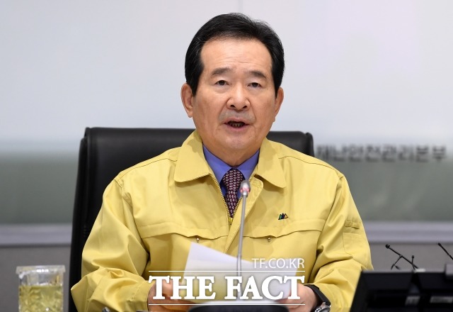 26일 대구로 내려가 현장 지휘에 나선 정세균 국무총리는 4주 이내에 대구시를 안정적인 상황으로 전환시키기 위해 고강도의 방역 대책을 시행하고 있다고 강조했다. 정 총리는 오는 29일까지 대구에 머무를 예정이다. 지난 19일 정부서울청사에서 열린 코로나19 대응 중앙사고수습본부 회의에 참석해 모두 발언하는 정 총리. /이새롬 기자