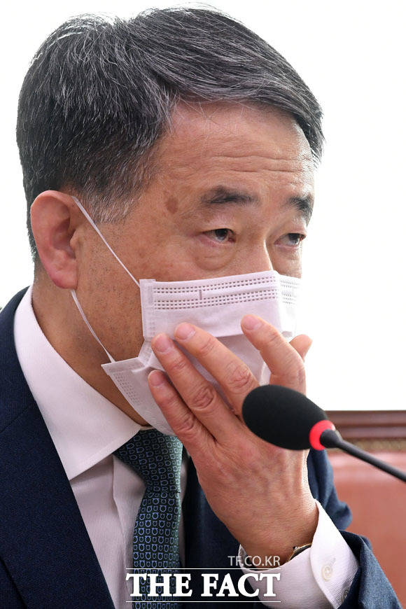 박능후 보건복지부 장관이 26일 오전 서울 여의도 국회에서 열린 법제사법위원회 전체회의에 출석해 마스크를 고쳐 쓰고 있다. /국회=남윤호 기자