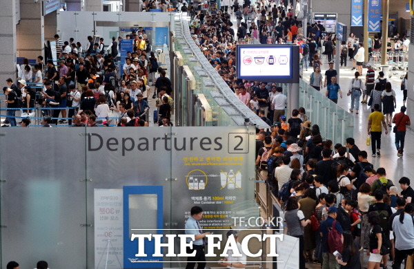 26일 인천국제공항 제1터미널 면세점 사업권 입찰 절차가 시작되면서 국내 면세점들의 경쟁이 치열할 것으로 예상된다. /더팩트 DB