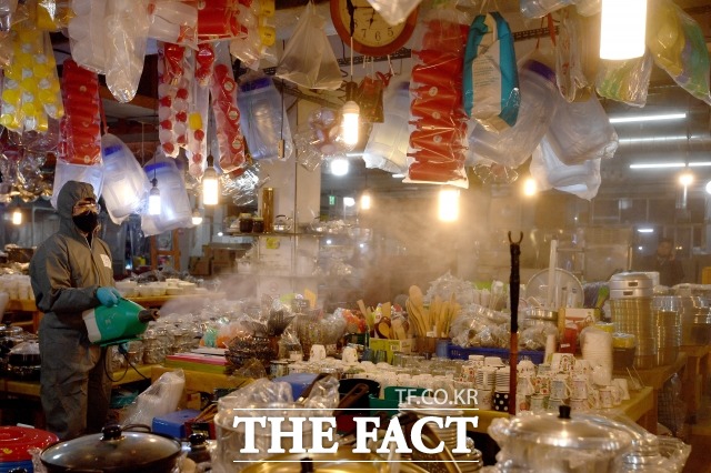 코로나19 위기 경보가 심각 단계로 격상된 지난 25일 오전 서울 은평구 대림시장에서 방역업체 직원들이 방역을 하고 있는 모습. /이선화 기자