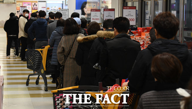 전국적으로 코로나19 확진자가 속출하고 있는 가운데 25일 서울의 한 대형마트 입구에서 마스크를 구매하기 위해 시민들이 줄을 길게 서 있다. /임세준 기자