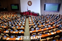 [TF포토] 국회, '코로나19 특위' 구성안 가결