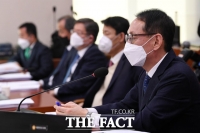 [TF포토] '마스크 속 회의'